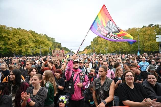 Menschen protestieren am 02.10.2026 vor dem Brandenburger Tor unter dem Motto Unzwingbar - Kein Bock auf Krieg und Wehrpflicht . Zu den Veranstaltern der Demonstration zaehlen unter anderem Attac, die Deutsche Friedensgesellschaft und der Internationale Jugendverband. In einem vorab verbreiteten Aufruf stellten sich die Organisationen etwa gegen eine Wiedereinfuehrung der Wehrpflicht und die Anwerbung Jugendlicher unter 18 Jahren fuer die Bundeswehr. Das Buendnis forderte zudem mehr Geld fuer Bildung, Gesundheit und Soziales statt fuer Krieg. Angekuendigt waren Redebeitraege unter anderem von Gewerkschaftern, Schueler- und Studentengruppen und der Schulstreikbewegung. Daneben sollte es Auftritte mehrerer Bands und Musiker geben. (Siehe epd Copyright: epd-bild ChristianxDitsch epd-Demo_Wehrpflicht4-kopieren