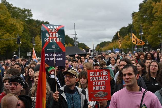 Menschen protestieren am 02.10.2026 vor dem Brandenburger Tor unter dem Motto Unzwingbar - Kein Bock auf Krieg und Wehrpflicht . Zu den Veranstaltern der Demonstration zaehlen unter anderem Attac, die Deutsche Friedensgesellschaft und der Internationale Jugendverband. In einem vorab verbreiteten Aufruf stellten sich die Organisationen etwa gegen eine Wiedereinfuehrung der Wehrpflicht und die Anwerbung Jugendlicher unter 18 Jahren fuer die Bundeswehr. Das Buendnis forderte zudem mehr Geld fuer Bildung, Gesundheit und Soziales statt fuer Krieg. Angekuendigt waren Redebeitraege unter anderem von Gewerkschaftern, Schueler- und Studentengruppen und der Schulstreikbewegung. Daneben sollte es Auftritte mehrerer Bands und Musiker geben. (Siehe epd Copyright: epd-bild ChristianxDitsch epd-Demo_Wehrpflicht5-kopieren
