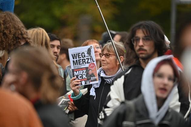 Menschen protestieren am 02.10.2026 vor dem Brandenburger Tor unter dem Motto Unzwingbar - Kein Bock auf Krieg und Wehrpflicht . Zu den Veranstaltern der Demonstration zaehlen unter anderem Attac, die Deutsche Friedensgesellschaft und der Internationale Jugendverband. In einem vorab verbreiteten Aufruf stellten sich die Organisationen etwa gegen eine Wiedereinfuehrung der Wehrpflicht und die Anwerbung Jugendlicher unter 18 Jahren fuer die Bundeswehr. Das Buendnis forderte zudem mehr Geld fuer Bildung, Gesundheit und Soziales statt fuer Krieg. Angekuendigt waren Redebeitraege unter anderem von Gewerkschaftern, Schueler- und Studentengruppen und der Schulstreikbewegung. Daneben sollte es Auftritte mehrerer Bands und Musiker geben. (Siehe epd Copyright: epd-bild ChristianxDitsch epd-Demo_Wehrpflicht6-kopieren