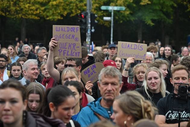 Menschen protestieren am 02.10.2026 vor dem Brandenburger Tor unter dem Motto Unzwingbar - Kein Bock auf Krieg und Wehrpflicht . Zu den Veranstaltern der Demonstration zaehlen unter anderem Attac, die Deutsche Friedensgesellschaft und der Internationale Jugendverband. In einem vorab verbreiteten Aufruf stellten sich die Organisationen etwa gegen eine Wiedereinfuehrung der Wehrpflicht und die Anwerbung Jugendlicher unter 18 Jahren fuer die Bundeswehr. Das Buendnis forderte zudem mehr Geld fuer Bildung, Gesundheit und Soziales statt fuer Krieg. Angekuendigt waren Redebeitraege unter anderem von Gewerkschaftern, Schueler- und Studentengruppen und der Schulstreikbewegung. Daneben sollte es Auftritte mehrerer Bands und Musiker geben. (Siehe epd Copyright: epd-bild ChristianxDitsch epd-Demo_Wehrpflicht8-kopieren