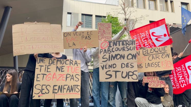 Student Protest - Paris Videograbs - Students are blocking access to their high schools during the student protest in Paris, France, on October 2, 2026. Since late September, students have been organizing protests outside their schools to highlight various issues, ranging from class schedules and class sizes to teacher shortages and excessive heat in classrooms during this year’s heat waves. These protests began in Île-de-France, the Paris region, but have now spread to other cities across the country. Photo by CLPRESS ABACAPRESS.COM Paris France  Copyright: xCLPRESS ABACAx