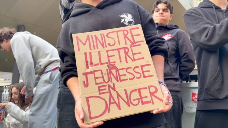 Student Protest - Paris Videograbs - Students are blocking access to their high schools during the student protest in Paris, France, on October 2, 2026. Since late September, students have been organizing protests outside their schools to highlight various issues, ranging from class schedules and class sizes to teacher shortages and excessive heat in classrooms during this year’s heat waves. These protests began in Île-de-France, the Paris region, but have now spread to other cities across the country. Photo by CLPRESS ABACAPRESS.COM Paris France  Copyright: xCLPRESS ABACAx