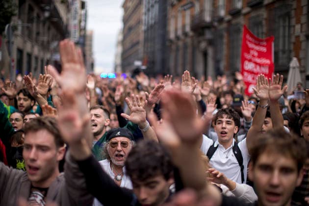 October 2, 2026, Madrid, Spain: Protesters raise their hands while shouting, during the demonstration. The protest in front of the Congress of Deputies in Madrid, demanding the approval of measures to address the housing and rental crisis in Spain. The demonstration was organized by protesters camping in Puerta del Sol in central Madrid. Madrid Spain  - ZUMAs197 20261002_aaa_s197_073 Copyright: xLuisxSotox