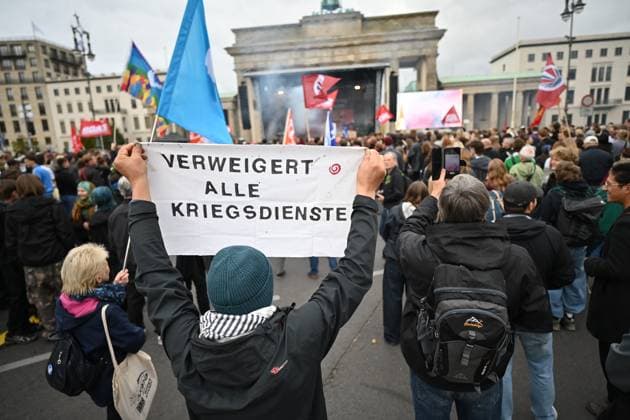 Menschen protestieren am 02.10.2026 vor dem Brandenburger Tor unter dem Motto Unzwingbar - Kein Bock auf Krieg und Wehrpflicht . Zu den Veranstaltern der Demonstration zaehlen unter anderem Attac, die Deutsche Friedensgesellschaft und der Internationale Jugendverband. In einem vorab verbreiteten Aufruf stellten sich die Organisationen etwa gegen eine Wiedereinfuehrung der Wehrpflicht und die Anwerbung Jugendlicher unter 18 Jahren fuer die Bundeswehr. Das Buendnis forderte zudem mehr Geld fuer Bildung, Gesundheit und Soziales statt fuer Krieg. Angekuendigt waren Redebeitraege unter anderem von Gewerkschaftern, Schueler- und Studentengruppen und der Schulstreikbewegung. Daneben sollte es Auftritte mehrerer Bands und Musiker geben. (Siehe epd Copyright: epd-bild ChristianxDitsch 13