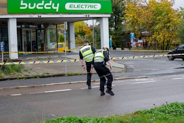 Eksplosjon pa okern i Oslo Oslo 20261002. Veibanen ryddes for vindusglass. Politiet evakuerte et omrade og opprette sikkerhetsavstand rundt bygget etter en mulig eksplosjon pa okern i Oslo. Foto: Hanna Johre NTB Oslo Norge RCbiqMwvdIc EDITORIAL USE ONLY Ref:_BNCRCbiqMwvdIc.jpg Copyright: xHannaxJohrex xNTBx