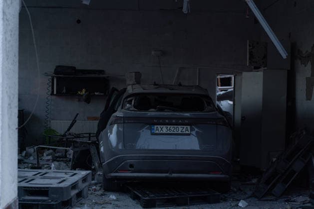 Guided bombs strike residential area in Kharkiv KHARKIV, UKRAINE - OCTOBER 2: A residential area is heavily damaged after two guided bombs strike the city of Kharkiv, Ukraine, killing two people and injuring more than 30 others, on October 2, 2026. Damaged houses, vehicles, buildings and debris are seen at the scene following the attack, while more than 20 houses are affected. Carlo Bravo Anadolu Kharkivs ka Oblast Ukraine. Editorial use only. Please get in touch for any other usage.  Copyright: x2026xAnadoluxCarloxBravox