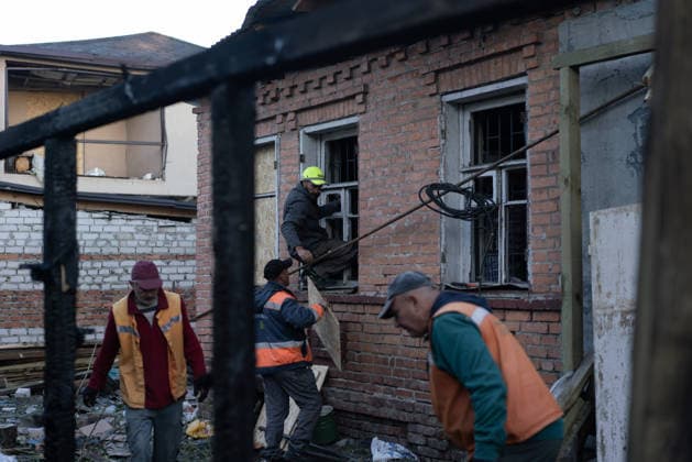 Guided bombs strike residential area in Kharkiv KHARKIV, UKRAINE - OCTOBER 2: Emergency crews conduct debris removal operations at the scene after two guided bombs strike the city of Kharkiv, Ukraine, killing two people and injuring more than 30 others, on October 2, 2026. More than 20 houses are damaged in the attack as teams continue cleanup and recovery efforts. Carlo Bravo Anadolu Kharkivs ka Oblast Ukraine. Editorial use only. Please get in touch for any other usage.  Copyright: x2026xAnadoluxCarloxBravox