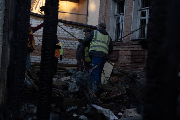 Guided bombs strike residential area in Kharkiv KHARKIV, UKRAINE - OCTOBER 2: Emergency crews conduct debris removal operations at the scene after two guided bombs strike the city of Kharkiv, Ukraine, killing two people and injuring more than 30 others, on October 2, 2026. More than 20 houses are damaged in the attack as teams continue cleanup and recovery efforts. Carlo Bravo Anadolu Kharkivs ka Oblast Ukraine. Editorial use only. Please get in touch for any other usage.  Copyright: x2026xAnadoluxCarloxBravox