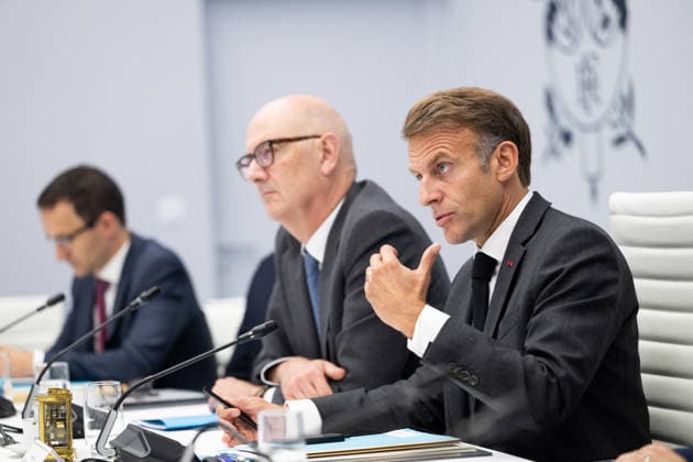 G7 Videoconference at the Elysee Palace - Paris French President Emmanuel Macron speaks alongside Minister for Economy, Finance and Industry Roland Lescure following a videoconference with G7 leaders at the Élysée Palace in Paris, France, on October 2, 2026. G7 leaders held talks to coordinate action on rising fuel prices, as Washington increased pressure on European countries to release strategic oil reserves or face a potential US diesel export ban. Photo by Jeanne Accorsini Pool ABACAPRESS.COM Paris France  Copyright: xAccorsinixJeanne Pool ABACAx