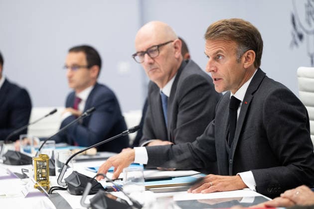 G7 Videoconference at the Elysee Palace - Paris French President Emmanuel Macron speaks alongside Minister for Economy, Finance and Industry Roland Lescure following a videoconference with G7 leaders at the Élysée Palace in Paris, France, on October 2, 2026. G7 leaders held talks to coordinate action on rising fuel prices, as Washington increased pressure on European countries to release strategic oil reserves or face a potential US diesel export ban. Photo by Jeanne Accorsini Pool ABACAPRESS.COM Paris France  Copyright: xAccorsinixJeanne Pool ABACAx