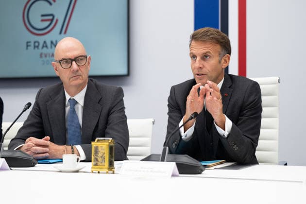 G7 Videoconference at the Elysee Palace - Paris French President Emmanuel Macron speaks alongside Minister for Economy, Finance and Industry Roland Lescure following a videoconference with G7 leaders at the Élysée Palace in Paris, France, on October 2, 2026. G7 leaders held talks to coordinate action on rising fuel prices, as Washington increased pressure on European countries to release strategic oil reserves or face a potential US diesel export ban. Photo by Jeanne Accorsini Pool ABACAPRESS.COM Paris France  Copyright: xAccorsinixJeanne Pool ABACAx
