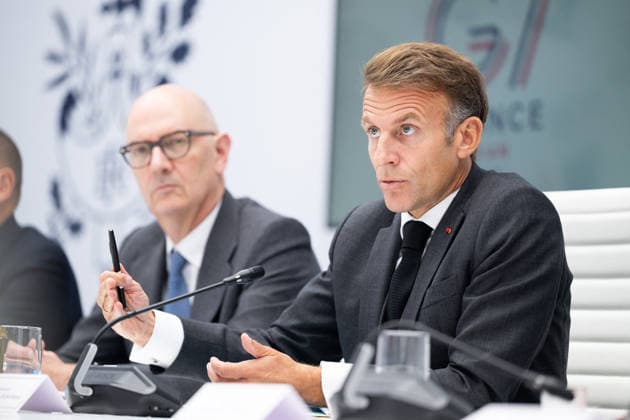G7 Videoconference at the Elysee Palace - Paris French President Emmanuel Macron speaks alongside Minister for Economy, Finance and Industry Roland Lescure following a videoconference with G7 leaders at the Élysée Palace in Paris, France, on October 2, 2026. G7 leaders held talks to coordinate action on rising fuel prices, as Washington increased pressure on European countries to release strategic oil reserves or face a potential US diesel export ban. Photo by Jeanne Accorsini Pool ABACAPRESS.COM Paris France  Copyright: xAccorsinixJeanne Pool ABACAx