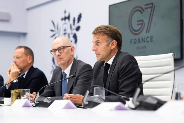 G7 Videoconference at the Elysee Palace - Paris French President Emmanuel Macron speaks alongside Presidential Adviser Emmanuel Bonne and Minister for Economy, Finance and Industry Roland Lescure following a videoconference with G7 leaders at the Élysée Palace in Paris, France, on October 2, 2026. G7 leaders held talks to coordinate action on rising fuel prices, as Washington increased pressure on European countries to release strategic oil reserves or face a potential US diesel export ban. Photo by Jeanne Accorsini Pool ABACAPRESS.COM Paris France  Copyright: xAccorsinixJeanne Pool ABACAx
