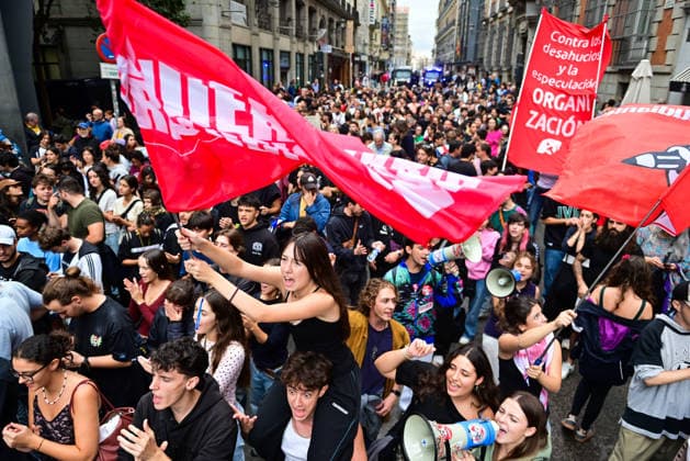 October 2, 2026, Madrid, Madrid, Spain: Tenants and housing activists gather outside the Congress of Deputies in Madrid during a demonstration called by the Sindicato de Inquilinas e Inquilinos de Madrid. The protest takes place on the Spanish Parliament votes on two Royal Decree-Laws on housing: one concerning measures to protect the social function of housing and increase affordable housing supply, and another aimed at strengthening the stability of habitual rental contracts. Madrid Spain  - ZUMAz108 20261002_znp_z108_002 Copyright: xRichardxZubelzux