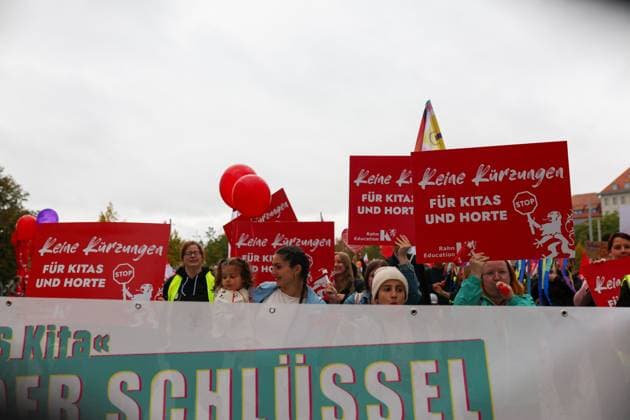 Families rally over childcare conditions in Leipzig LEIPZIG, GERMANY, OCTOBER 2, 2026: Families, childcare workers and educators demonstrate in Leipzig over staffing, funding and working conditions at daycare centres and after-school care facilities. Parents and children joined childcare employees as protesters marched through the city calling attention to concerns over the availability and quality of childcare services in Leipzig and the wider state of Saxony. Leipzig Saxony Germany Copyright: x xMariaxCastrox xJNAxPressx