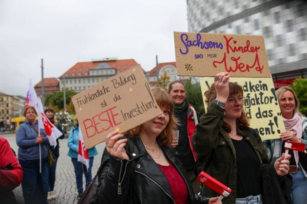 Families rally over childcare conditions in Leipzig LEIPZIG, GERMANY, OCTOBER 2, 2026: Families, childcare workers and educators demonstrate in Leipzig over staffing, funding and working conditions at daycare centres and after-school care facilities. Parents and children joined childcare employees as protesters marched through the city calling attention to concerns over the availability and quality of childcare services in Leipzig and the wider state of Saxony. Leipzig Saxony Germany Copyright: x xMariaxCastrox xJNAxPressx