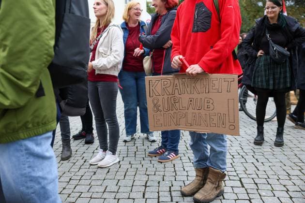 Families rally over childcare conditions in Leipzig LEIPZIG, GERMANY, OCTOBER 2, 2026: Families, childcare workers and educators demonstrate in Leipzig over staffing, funding and working conditions at daycare centres and after-school care facilities. Parents and children joined childcare employees as protesters marched through the city calling attention to concerns over the availability and quality of childcare services in Leipzig and the wider state of Saxony. Leipzig Saxony Germany Copyright: x xMariaxCastrox xJNAxPressx