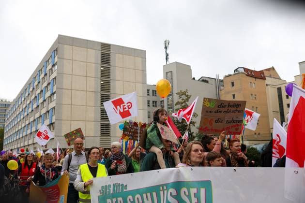 Families rally over childcare conditions in Leipzig LEIPZIG, GERMANY, OCTOBER 2, 2026: Families, childcare workers and educators demonstrate in Leipzig over staffing, funding and working conditions at daycare centres and after-school care facilities. Parents and children joined childcare employees as protesters marched through the city calling attention to concerns over the availability and quality of childcare services in Leipzig and the wider state of Saxony. Leipzig Saxony Germany Copyright: x xMariaxCastrox xJNAxPressx