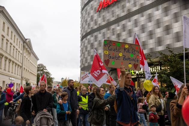 Families rally over childcare conditions in Leipzig LEIPZIG, GERMANY, OCTOBER 2, 2026: Families, childcare workers and educators demonstrate in Leipzig over staffing, funding and working conditions at daycare centres and after-school care facilities. Parents and children joined childcare employees as protesters marched through the city calling attention to concerns over the availability and quality of childcare services in Leipzig and the wider state of Saxony. Leipzig Saxony Germany Copyright: x xMariaxCastrox xJNAxPressx