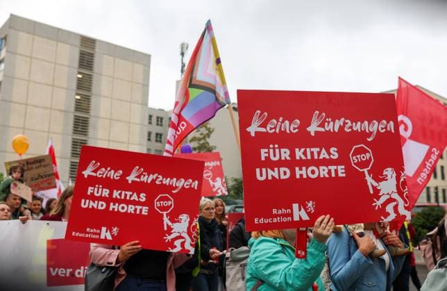 Families rally over childcare conditions in Leipzig LEIPZIG, GERMANY, OCTOBER 2, 2026: Families, childcare workers and educators demonstrate in Leipzig over staffing, funding and working conditions at daycare centres and after-school care facilities. Parents and children joined childcare employees as protesters marched through the city calling attention to concerns over the availability and quality of childcare services in Leipzig and the wider state of Saxony. Leipzig Saxony Germany Copyright: x xMariaxCastrox xJNAxPressx