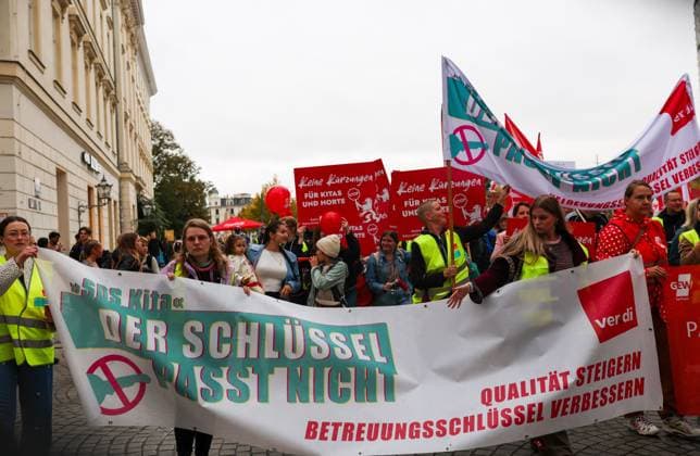 Families rally over childcare conditions in Leipzig LEIPZIG, GERMANY, OCTOBER 2, 2026: Families, childcare workers and educators demonstrate in Leipzig over staffing, funding and working conditions at daycare centres and after-school care facilities. Parents and children joined childcare employees as protesters marched through the city calling attention to concerns over the availability and quality of childcare services in Leipzig and the wider state of Saxony. Leipzig Saxony Germany Copyright: x xMariaxCastrox xJNAxPressx