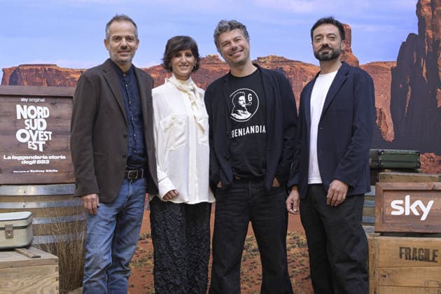 foto Mario Romano IPP Milano 02 10 2026 Photocall della serie Tv: -Nord Sud Ovest Est. La leggendaria storia degli 883- Seconda stagione nella foto Simone Godano, Alice Filippi, Sidney Sibilia ed Alessio Lauria Italy Photo Press - World Copyright Photocall della serie Tv: -Nord