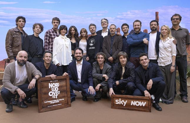 foto Mario Romano IPP Milano 02 10 2026 Photocall della serie Tv: -Nord Sud Ovest Est. La leggendaria storia degli 883- Seconda stagione nella foto foto di gruppo Italy Photo Press - World Copyright Photocall della serie Tv: -Nord