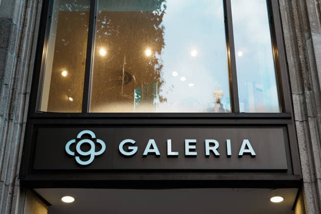 Schild und Logo von Galeria Karstadt Kaufhof, Eingang von Filiale in Hamburg, Deutschland, Kunden, Einkaufsstraße, Kaufhaus, Warenhaus, Insolvenz, Pleite, Shopping, Einkaufen, Fußgängerzone, Bummeln Copyright: xThiemoxRudolphx