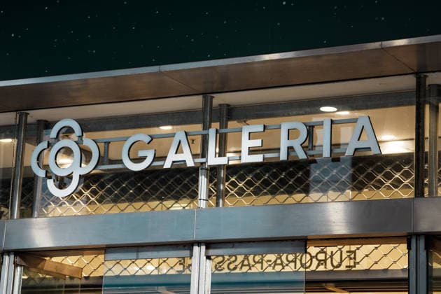 Schild und Logo von Galeria Karstadt Kaufhof, Eingang von Filiale in Hamburg, Deutschland, Einkaufsstraße, Kaufhaus, Warenhaus, Insolvenz, Pleite, Shopping, Einkaufen, Fußgängerzone, Bummeln Copyright: xThiemoxRudolphx