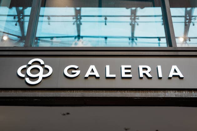 Schild und Logo von Galeria Karstadt Kaufhof, Eingang von Filiale in Hamburg, Deutschland, Einkaufsstraße, Kaufhaus, Warenhaus, Insolvenz, Pleite, Shopping, Einkaufen, Fußgängerzone, Bummeln Copyright: xThiemoxRudolphx