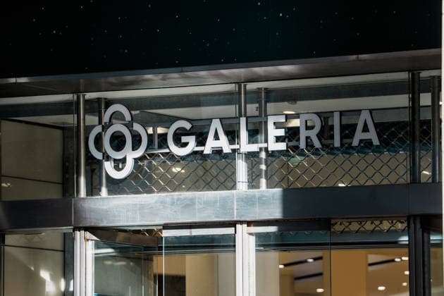 Schild am Eingang von Galeria Karstadt Kaufhof, Filiale in Hamburg, Deutschland, Einkaufsstraße, Kaufhaus, Warenhaus, Insolvenz, Pleite, Shopping, Einkaufen, Fußgängerzone, Bummeln Copyright: xThiemoxRudolphx
