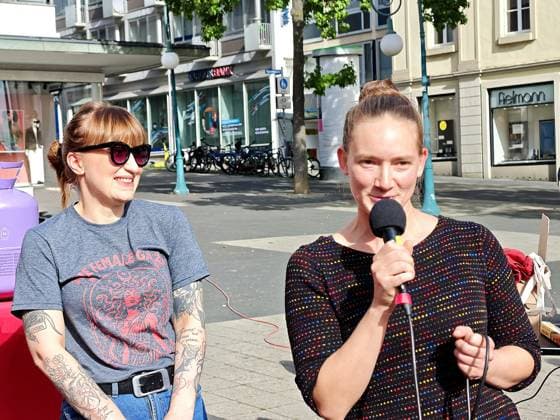 02.10.2026 xkhx Kassel, Selfies in der Mittagspause mit Chefin der Linken-Bundestagsfraktion Heidi Reichinnek Bild zeigt Kasseler MdB Violetta Bock (Die Linke), mit Heidi Reichinnek