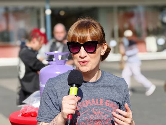02.10.2026 xkhx Kassel, Selfies in der Mittagspause mit Chefin der Linken-Bundestagsfraktion Heidi Reichinnek