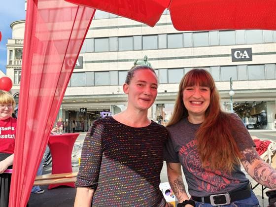 02.10.2026 xkhx Kassel, Selfies in der Mittagspause mit Chefin der Linken-Bundestagsfraktion Heidi Reichinnek Bild zeigt Kasseler MdB Violetta Bock (Die Linke), mit Heidi Reichinnek