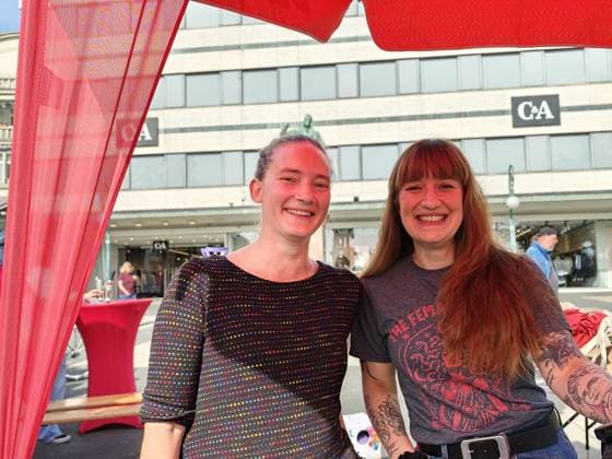 02.10.2026 xkhx Kassel, Selfies in der Mittagspause mit Chefin der Linken-Bundestagsfraktion Heidi Reichinnek Bild zeigt Kasseler MdB Violetta Bock (Die Linke), mit Heidi Reichinnek