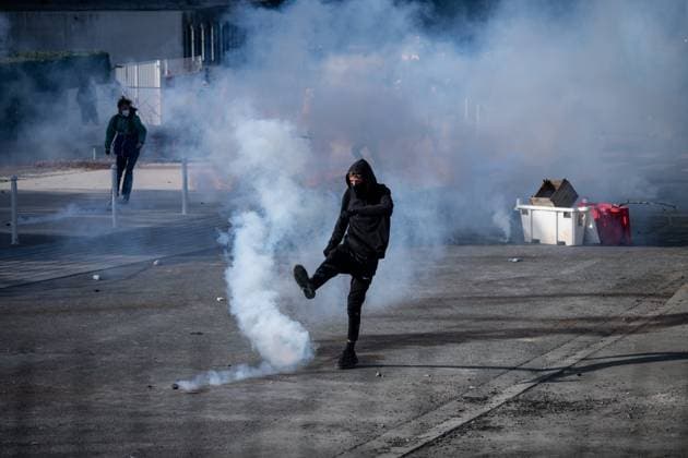 PHOTOPQR SUD OUEST XAVIER LEOTY La Rochelle La Rochelle October 2, 2026 High school students protest at Vieljeux High School in La Rochelle, October 2, 2026 PHOTO XAVIER LEOTY France Fires have broken out at several schools in France as students protest by blocking access to educational institutions nationwide over school funding and learning conditions La Rochelle La Rochelle France  Copyright: xPHOTOPQR SUDxOUEST MAXPPPxXAVIERxLEOTYx 20261002SDO2095 20261002SDO2095