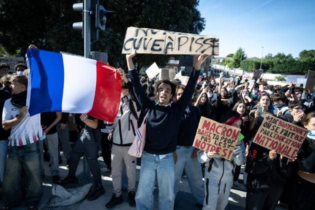 PHOTOPQR SUD OUEST XAVIER LEOTY La Rochelle La Rochelle October 2, 2026 High school students protest at Vieljeux High School in La Rochelle, October 2, 2026 PHOTO XAVIER LEOTY France Fires have broken out at several schools in France as students protest by blocking access to educational institutions nationwide over school funding and learning conditions La Rochelle La Rochelle CHARENTE MARITIME France  Copyright: xPHOTOPQR SUDxOUEST MAXPPPxXAVIERxLEOTYx 20261002SDO2101 20261002SDO2101