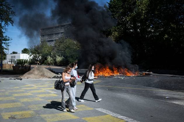 PHOTOPQR SUD OUEST XAVIER LEOTY La Rochelle La Rochelle October 2, 2026 High school students protest at Vieljeux High School in La Rochelle, October 2, 2026 PHOTO XAVIER LEOTY France Fires have broken out at several schools in France as students protest by blocking access to educational institutions nationwide over school funding and learning conditions La Rochelle La Rochelle CHARENTE MARITIME France  Copyright: xPHOTOPQR SUDxOUEST MAXPPPxXAVIERxLEOTYx 20261002SDO2104 20261002SDO2104