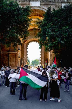 Shroud of Living Memory™, Demonstration for child deaths in Gaza PALERMO, ITALY - OCTOBER 2: The ˜Sudario della Memoria Viva™ (Shroud of Living Memory), a cloth approximately 70 metres long bearing the names of 18,500 Palestinian children killed in Gaza, is carried by demonstrators during a rally in support of Gaza on 2 October 2026 in Palermo, Italy. Palermo Sicily Italy Copyright: xStefanoxMontesix