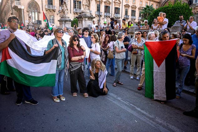 Shroud of Living Memory™, Demonstration for child deaths in Gaza PALERMO, ITALY - OCTOBER 2: The ˜Sudario della Memoria Viva™ (Shroud of Living Memory), a cloth approximately 70 metres long bearing the names of 18,500 Palestinian children killed in Gaza, is carried by demonstrators during a rally in support of Gaza on 2 October 2026 in Palermo, Italy. Palermo Sicily Italy Copyright: xStefanoxMontesix