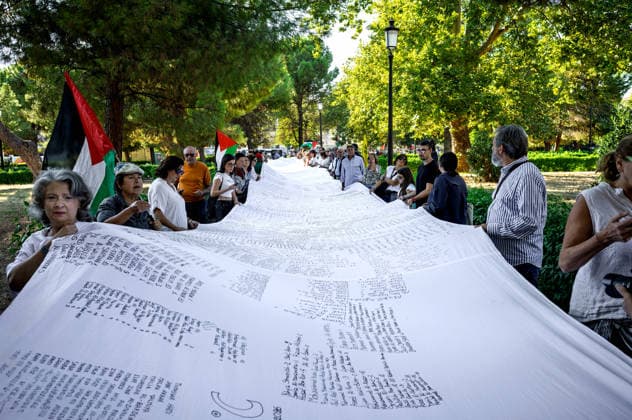 Shroud of Living Memory™, Demonstration for child deaths in Gaza PALERMO, ITALY - OCTOBER 2: The ˜Sudario della Memoria Viva™ (Shroud of Living Memory), a cloth approximately 70 metres long bearing the names of 18,500 Palestinian children killed in Gaza, is carried by demonstrators during a rally in support of Gaza on 2 October 2026 in Palermo, Italy. Palermo Sicily Italy Copyright: xStefanoxMontesix
