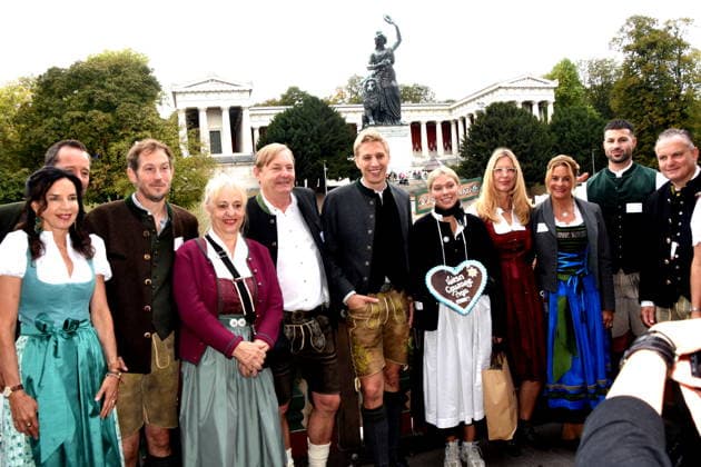 Clarissa Käfer Käferschänke Wirtin Otto Lindinger Kleinen Wiesnwirtesprecher Johanna Bittenbinder Schauspielerin. Stefan Murr Schauspieler Frederik Kronthaler Vorstand Condrobs Dominik Krause Oberbürgermeister Daria Aigner Augustiner Festzelt Bedienung Wiesn Courage Preisträgerin 2026 Katrin Bahr Controbs GF. Silja Steinberg Hofbräufestzelt Wirtin Rechts-Dr Christian Scharpf Wirtschftsreferent München 02.10.2026 Theresienwiesn Oktoberfest Käferschänke Condrobs Wiesn Courage Preis 2026 Verleihung Foto Muenchen