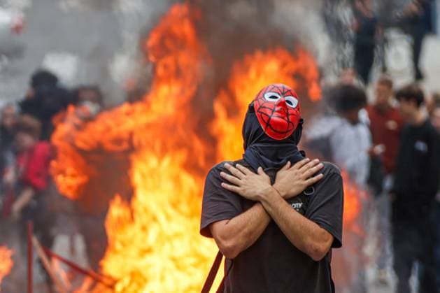 News Bilder des Tages High School Student Protest in Pau, PHOTOPQR, REPUBLIQUE DES PYRENEES, Nicolas SABATHIER, October 2, 2026—Second day of protests by high school students in Pau, France. Fires have broken out at several schools in France, as students protest by blocking access to educational institutions nationwide over school funding and learning conditions. France  Copyright: xPHOTOPQR REPUBLIQUExDESxPYRENEESxNicolasxSABATHIERx 20261002RPY2537 20261002RPY2537
