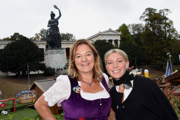 Anja Berger Wiesn Stadträtin Daria Aigner Augustiner Festzelt Bedienung Wiesn Courage Preisträgerin 2026 München 02.10.2026 Theresienwiesn Oktoberfest Käferschänke Condrobs Wiesn Courage Preis 2026 Verleihung Foto Muenchen