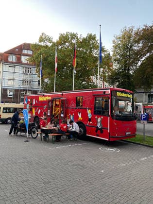 Flensburg, Schleswig-Holstein Lange Nacht der Demokratie im Flensburger Rathaus. Bücherbus der Stadtbibliothek Flensburg steht auf dem Rathausvorplatz. Aufnahme vom 02.10.2026, Flensburg.