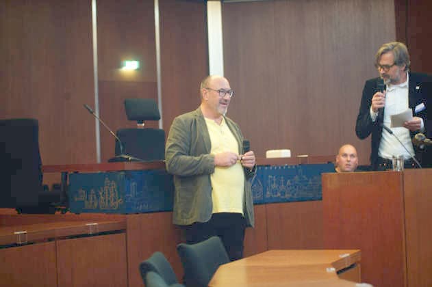 Flensburg, Schleswig-Holstein Lange Nacht der Demokratie im Flensburger Rathaus. Hier: Der Fotograf und Autor Siegfried Wittenburg (i. B. li.) berichtet in seinem Vortrag Leben in der Utopie. Der Alltag ohne Freiheit und Demokratie aus seinem Leben in der DDR und verbindet persönliche Erlebnisse mit eigenen Fotografien. Im Mittelpunkt standen Fragen nach Freiheit, Anpassung, Widerstand und persönlicher Verantwortung. Als Zeitzeuge beschreibt er die tiefe Kluft zwischen den glänzenden Zukunftsversprechen einer politischen Führung und der grauen, oft absurden Realität der Bürger. Aufnahme vom 02.10.2026, Flensburg.