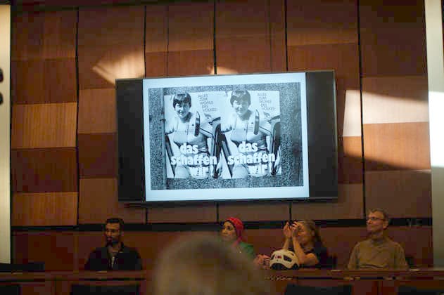 News Bilder des Tages Flensburg, Schleswig-Holstein Lange Nacht der Demokratie im Flensburger Rathaus. Hier: Der Fotograf und Autor Siegfried Wittenburg berichtet in seinem Vortrag Leben in der Utopie. Der Alltag ohne Freiheit und Demokratie aus seinem Leben in der DDR und verbindet persönliche Erlebnisse mit eigenen Fotografien. Im Mittelpunkt standen Fragen nach Freiheit, Anpassung, Widerstand und persönlicher Verantwortung. Als Zeitzeuge beschreibt er die tiefe Kluft zwischen den glänzenden Zukunftsversprechen einer politischen Führung und der grauen, oft absurden Realität der Bürger. Aufnahme vom 02.10.2026, Flensburg.