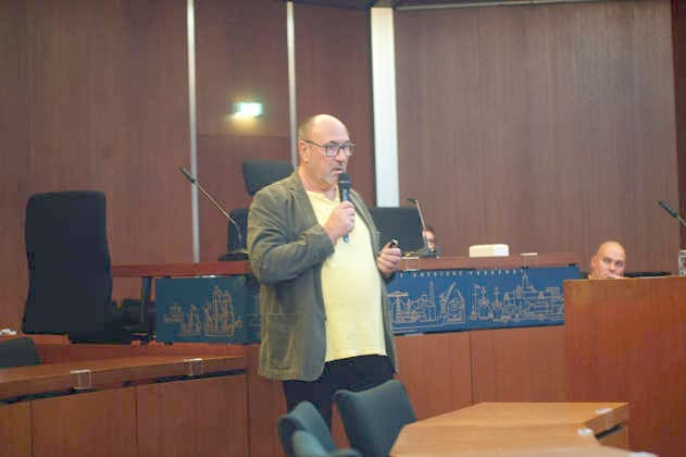 Flensburg, Schleswig-Holstein Lange Nacht der Demokratie im Flensburger Rathaus. Hier: Der Fotograf und Autor Siegfried Wittenburg berichtet in seinem Vortrag Leben in der Utopie. Der Alltag ohne Freiheit und Demokratie aus seinem Leben in der DDR und verbindet persönliche Erlebnisse mit eigenen Fotografien. Im Mittelpunkt standen Fragen nach Freiheit, Anpassung, Widerstand und persönlicher Verantwortung. Als Zeitzeuge beschreibt er die tiefe Kluft zwischen den glänzenden Zukunftsversprechen einer politischen Führung und der grauen, oft absurden Realität der Bürger. Aufnahme vom 02.10.2026, Flensburg.