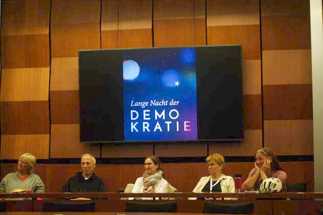 Flensburg, Schleswig-Holstein Lange Nacht der Demokratie im Flensburger Rathaus. Hier: Tafel mit Hinweis im Ratsaal. Aufnahme vom 02.10.2026, Flensburg.
