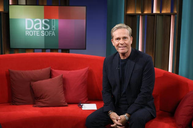 DAS! Talk im Fernsehen 3. Programm des NDR Hinnerk Baumgarten moderiert die Fernsehsendung DAS! Rote Sofa, eine Live-Talksendung des Norddeutschen Rundfunks, Fototermin am 2.10.2026 im Fernsehstudio des NDR in Hamburg Lokstedt